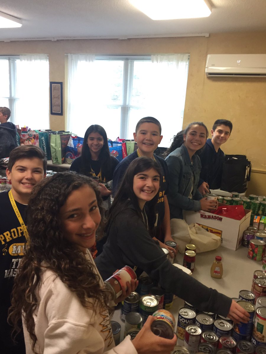 KMeoli44's tweet photo. Our Thanksgiving Food Drive delivery to St. Rose was a success! Thank you to all who donated! 🦃🦃 @BernerChiefs @MRollin32 https://t.co/F6Du1TFuEs