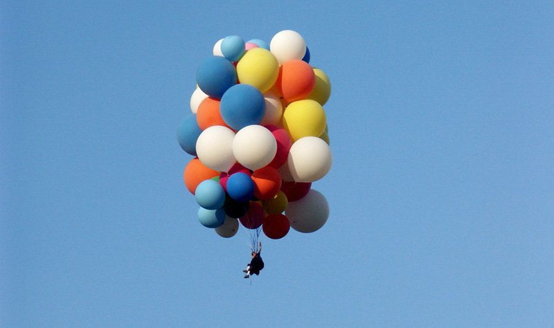 За 13 воздушных шаров. Ларри Уолтерс 1982. Ларри Уолтерс на воздушных шарах. Ларри Уолтерс полет. Полет на стуле на воздушных шарах.