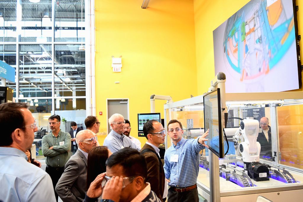DMDII_'s tweet photo. Last week's #FutureFactory Technology Showcase, focusing on how a #digitaltwin can optimize #factoryfloors, was a great success! Many thanks again to all who were in attendance. Keep an eye on our schedule for 2019 events: https://t.co/SQLR0gRSq3 #manufacturing @Siemens https://t.co/RDoRqz0ozA