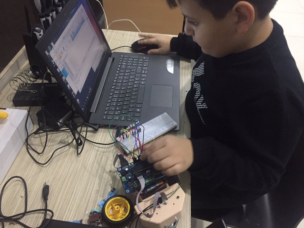 mucit_akademisi's tweet photo. C kodlama çalışmalarında hızla ilerliyoruz. Kendi ürettiğimiz kartlar ile kod yazıp çalıştırıyoruz. #mucitakademisi #maker #robomer #robotik #c #kodlama #elektronik #stem #stemeğitimi #stemeducation #sorudeğilsorunçözençocuklar #coding #code #robot #sakarya #adapazarı #serdivan https://t.co/mgdcHgnvXG