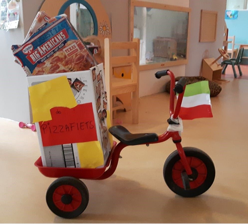 THEMA RESTAURANT ° De kinderen op het Kinderdagverblijf, de Peuteropvang en de BSO zijn volop aan het genieten van het thema 'restaurant'. Er worden menu's gemaakt, pizza's bezorgd en pepernoten gebakken.