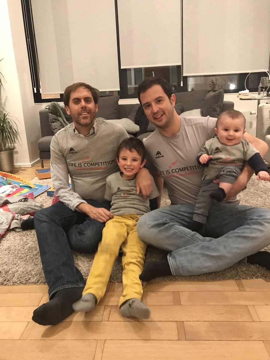 LamadridAlfonso's tweet photo. Post conference pic with my three kids... #chilling4 https://t.co/MHFZU05lSR