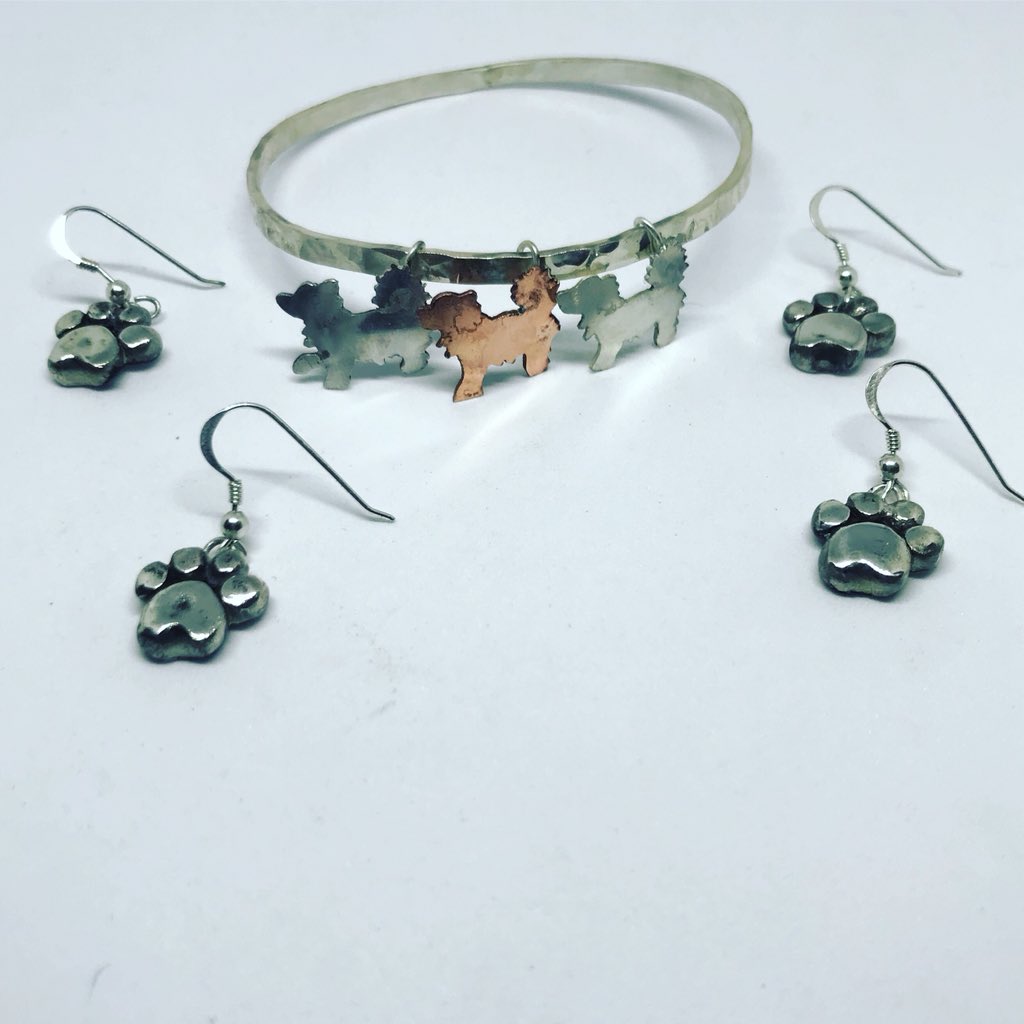 Little pup parade 🐶
These lovely little pieces went off to a new home this week. 
Do you have a dog or another pet? 
What’s it’s name? 
#pawearrings #dogbracelet #hammeredsilverbracelet