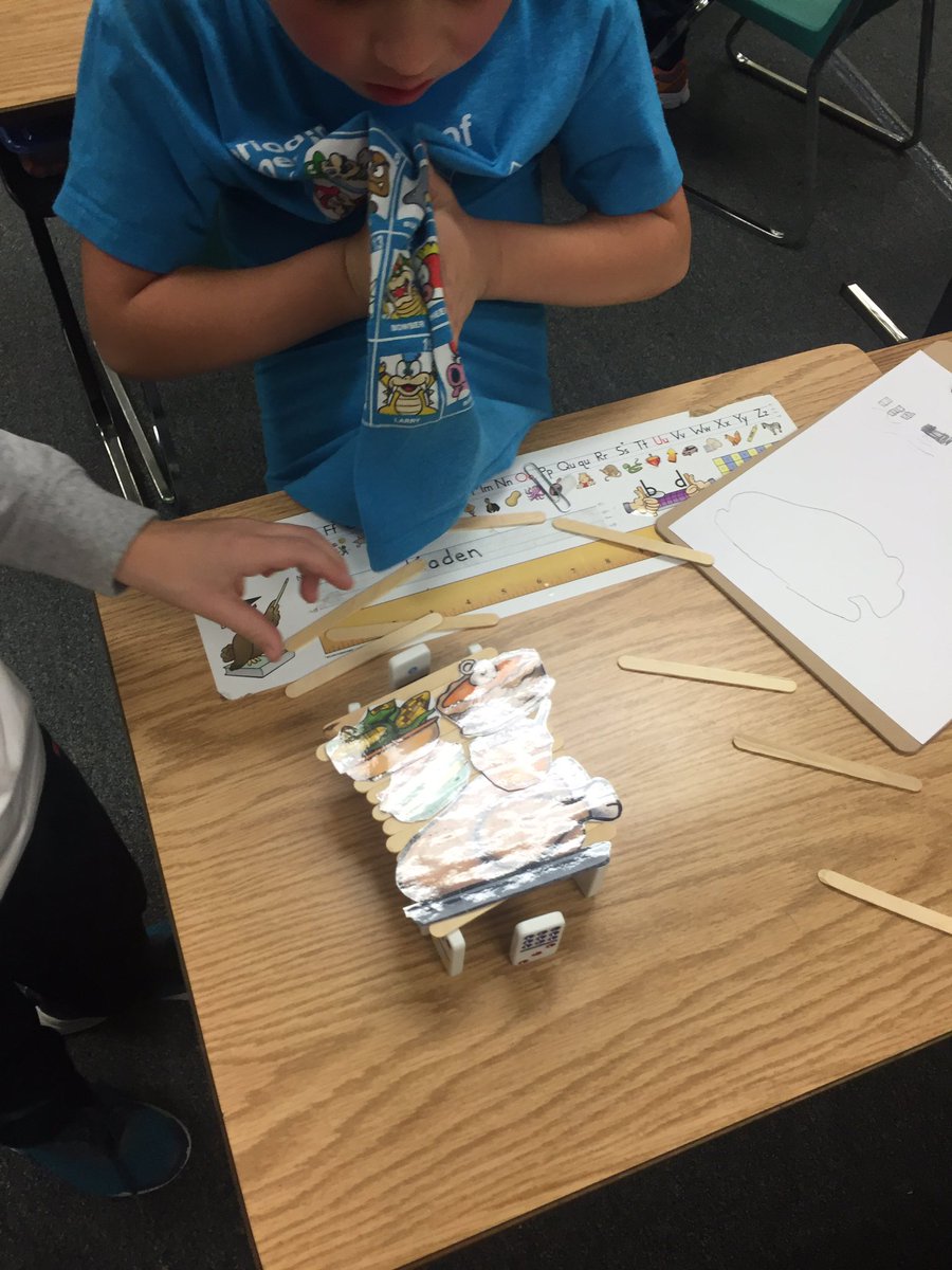 BowenHanson's tweet photo. Building our Thanksgiving table! #bowensbusybees @BmeCmsd https://t.co/7xbmf2qlAN