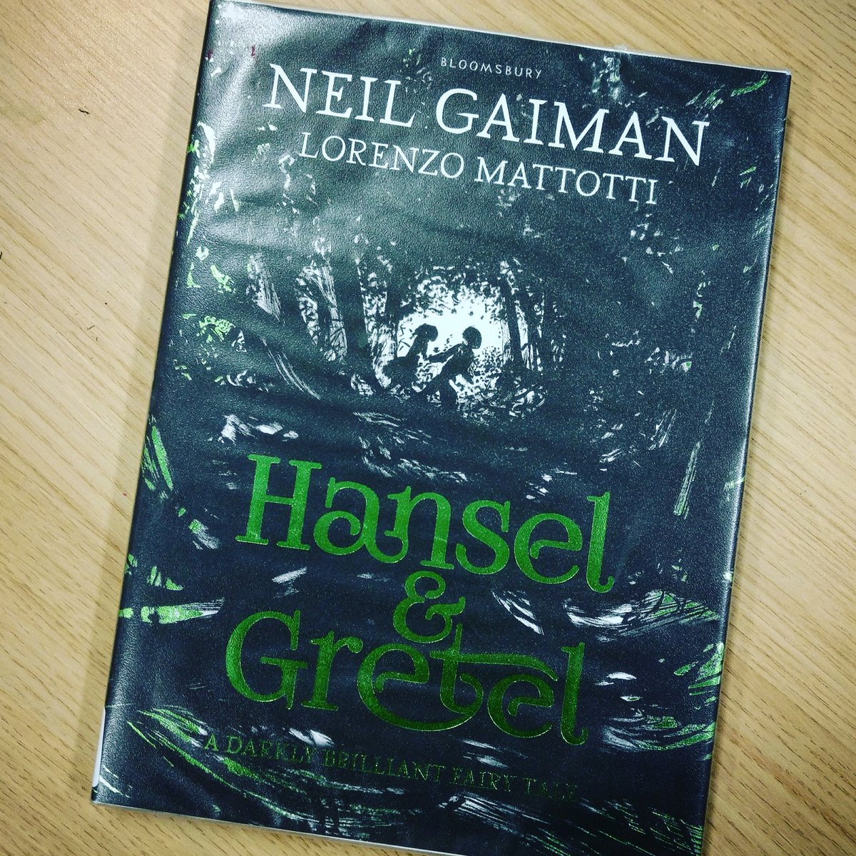 Found this gorgeously dark version of Hansel & Gretel @OldhamLibraries by @neilhimself and #LorenzoMattotti