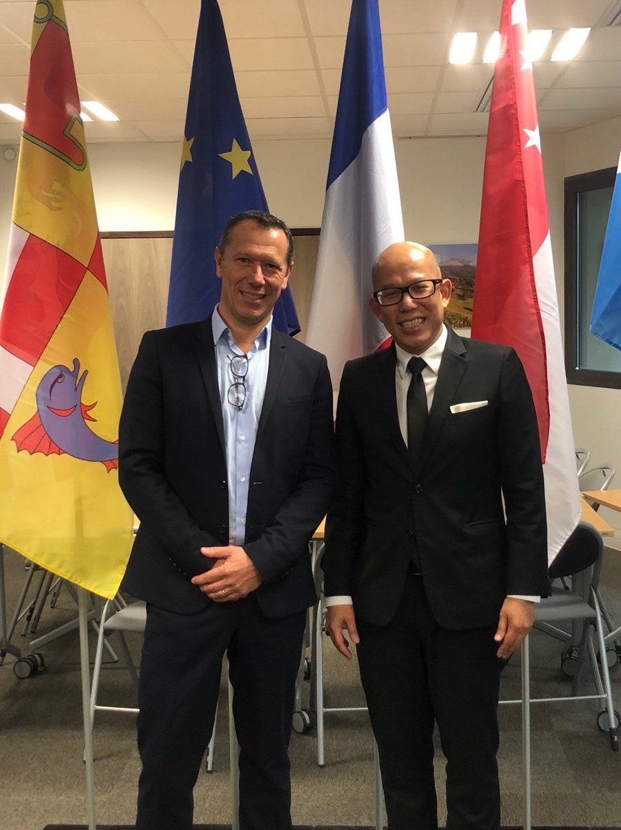 LeCarreSeyssins's tweet photo. ⁦Avec l'Ambassadeur de Singapour, ⁦@PhilippeMattia⁩ le meilleur VRP de nos #startup 👍🏻 #scaleup #international #fundraising ⁦@GrenobleAlps⁩ ⁦@FTAlpsGrenoble⁩ https://t.co/5HnlZQjZpP
