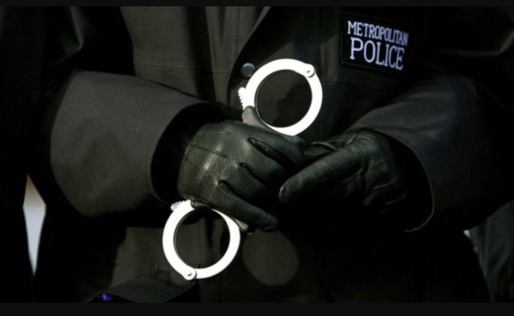 MPSSuttonTnCSgt's tweet photo. Your team have been working hard today. Utilising  local knowledge of our most prolific offenders they followed &amp; witnessed a known male in the process of shoplifting from @TKMaxx_UK Arrested &amp; remanded to attend court tomorrow #sutton #stopthieves #weknowwhoyouare #catchathief https://t.co/NDEcPlibBS