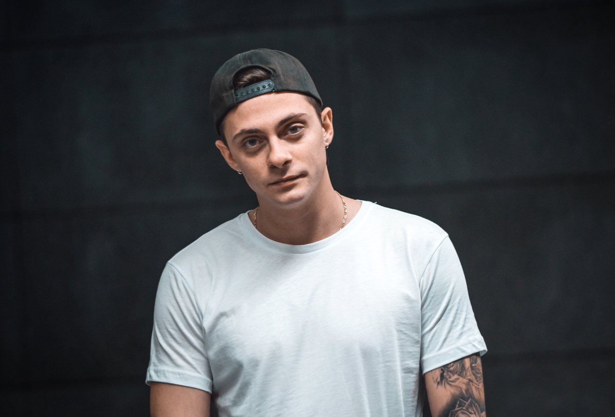 alecasillo's tweet photo. è tutto fantastico, giorno dopo giorno vivo cose bellissime. ora però bisogna raggiungere la meta vera 🐯

#amici18 #perchénonamici https://t.co/ZLOCxhcY25