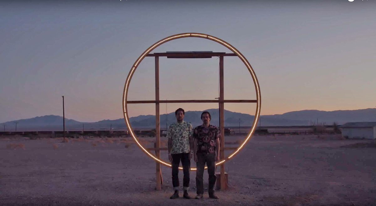 Lorsque mes installations en Californie finissent dans les pubs de Swiss. ROAD TRIP EN CALIFORNIE #amboy #swiss #thecircle youtu.be/j6MlMgNHhzM