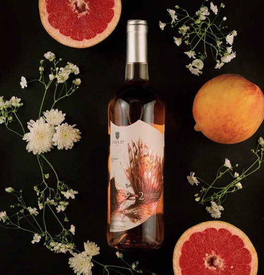#DosSecretos es el vino de #Cava57 que forma parte de la lista de los mejores 33 del año, hecho con #Malbec que te ofrece aromas a durazno y flores blancas. ¡No te lo puedes perder!
