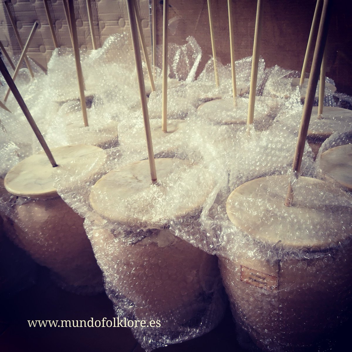 MundoFolklore's tweet photo. Primera remesa de #zambombas ha salido hoy dirección a Ourense, Lugo, Segovia, Astorga, Madrid, Toledo, Gálvez, Elche de la Sierra, Motril, Granada, Carmona...
Se acerca la #navidad y ya estamos preparando la segunda (y última) no te quedes sin ella.

#zambomba #artesanía https://t.co/vVid00vAAM