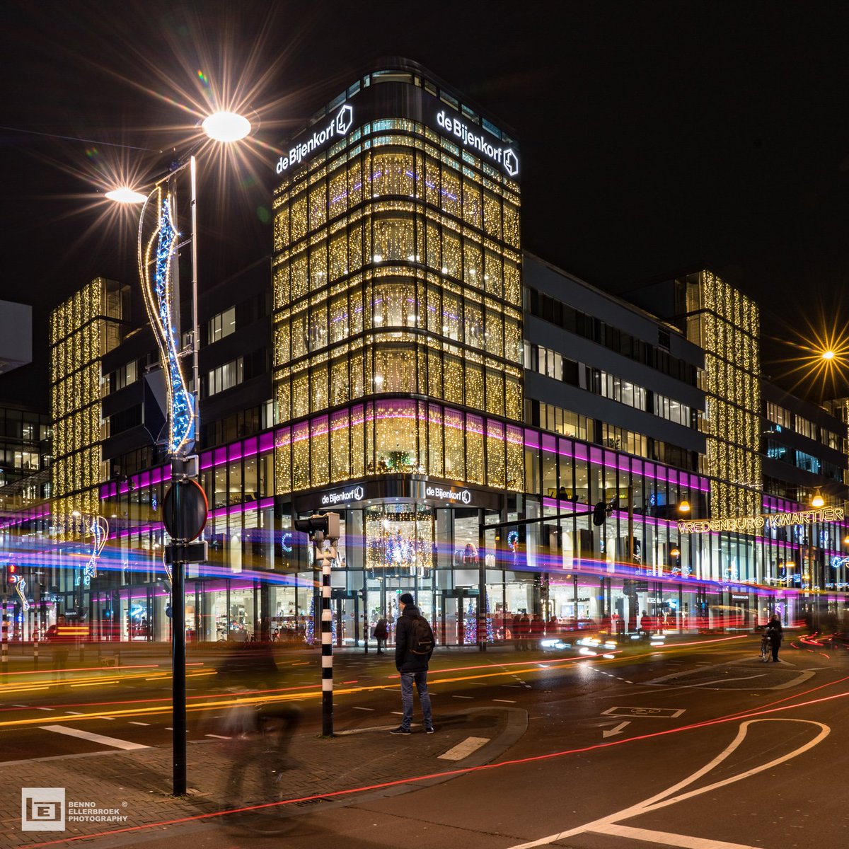 *PROJECT V/D DAG*

Na Amsterdam en Rotterdam zoeken we het deze editie iets centraler op in het land. Want ook de Bijenkorf twinkelt deze winter in onze verlichting ✨😄