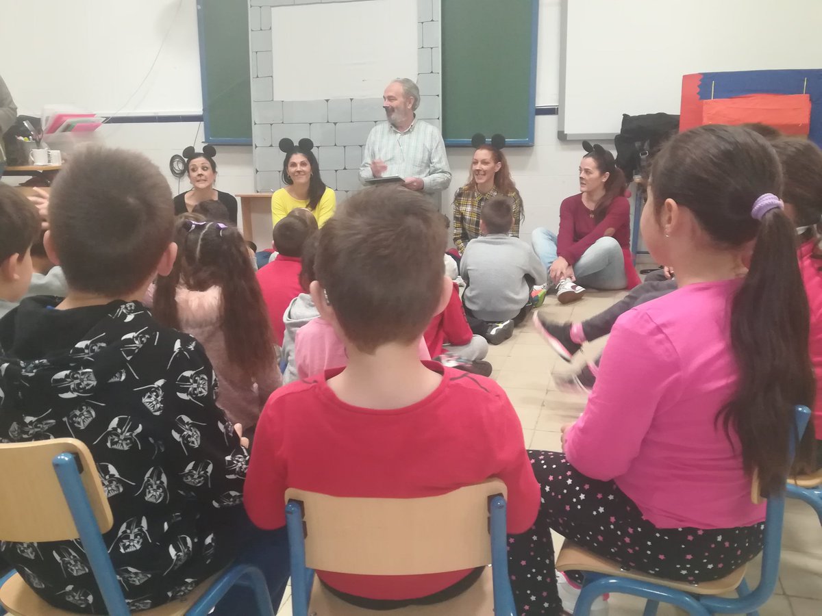 CeipPedro's tweet photo. Esta semana, para conmemorar el 25 de noviembre, estamos celebrando el "Día de los buenos tratos" ¡Aprendemos a respetarnos! 
Las familias han participado en un maravilloso cuentacuentos con historias adaptadas a cada nivel. 
#25noviembre #educacionemocional @ProEdSaludable https://t.co/oxtS44vu2o