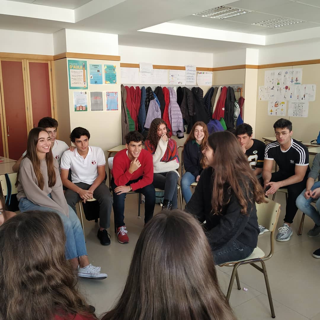 PadreDamianSSCC's tweet photo. Inici del #projectecompartim Trobada 1️⃣ dels cursos apadrinats ↕️ per establir les parelles i començar a conèixer l'altre! La resposta a❓ben curioses ens han guiat! Seguirem 👣 junts en aquest projecte emmarcat dins #educap #aprenentatgeentreiguals #compartim #esopd #btxpd https://t.co/wgnAjFWpaP