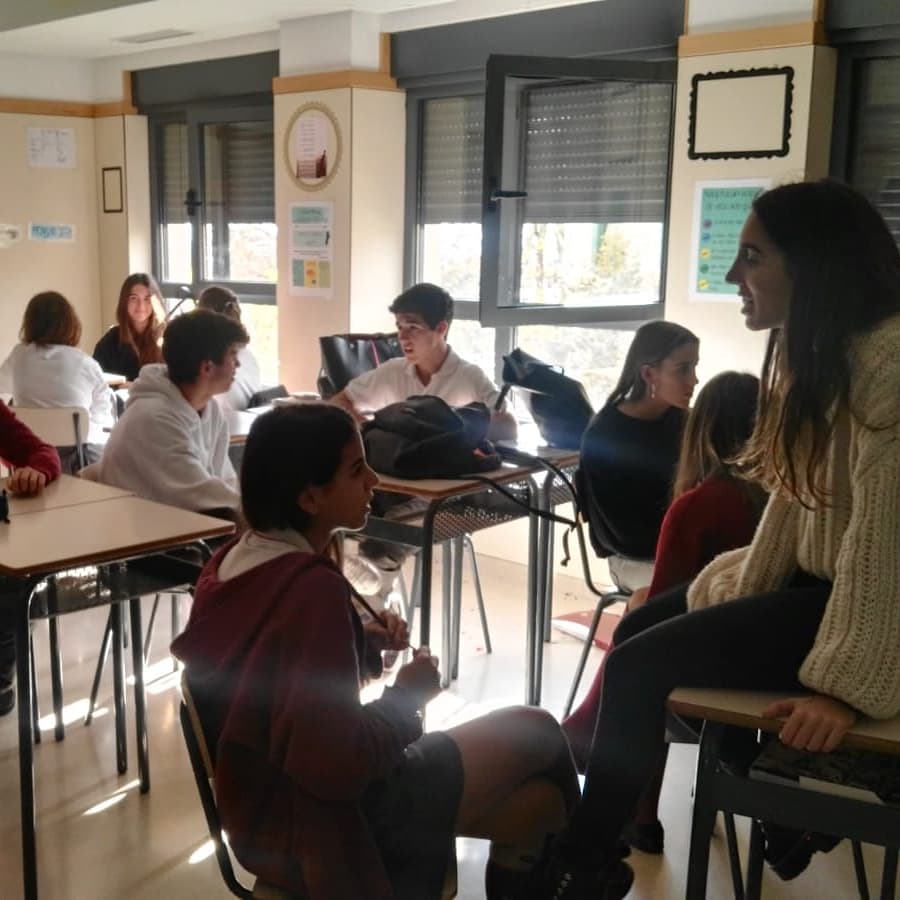 PadreDamianSSCC's tweet photo. Inici del #projectecompartim Trobada 1️⃣ dels cursos apadrinats ↕️ per establir les parelles i començar a conèixer l'altre! La resposta a❓ben curioses ens han guiat! Seguirem 👣 junts en aquest projecte emmarcat dins #educap #aprenentatgeentreiguals #compartim #esopd #btxpd https://t.co/wgnAjFWpaP