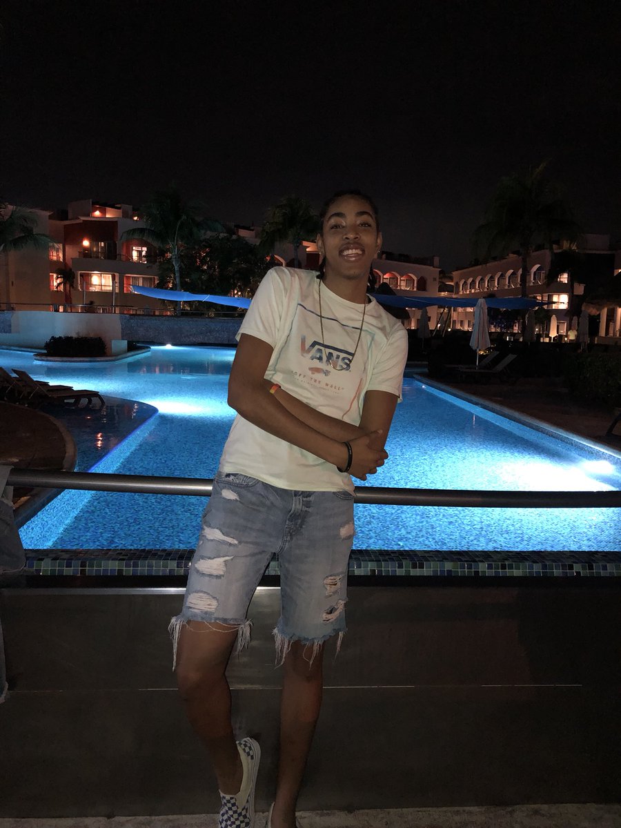 1Deuce0's tweet photo. Oh I’m livin baby 🌊 https://t.co/wsGMLr8E60
