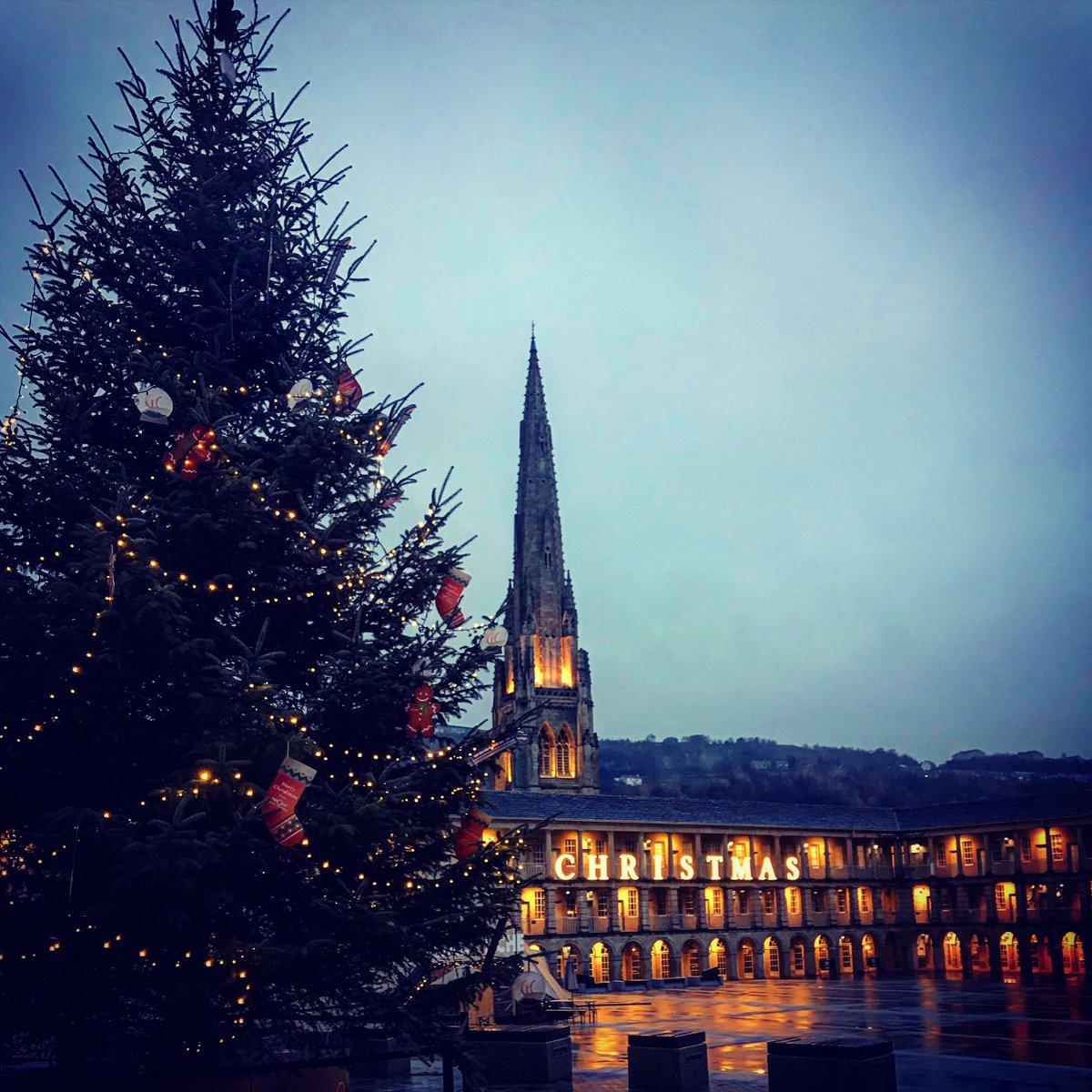 Christmas has arrived at @thepiecehall in Halifax🎄 #christmasdecorations #christmastree #christmasshopping #halifaxwestyorkshire