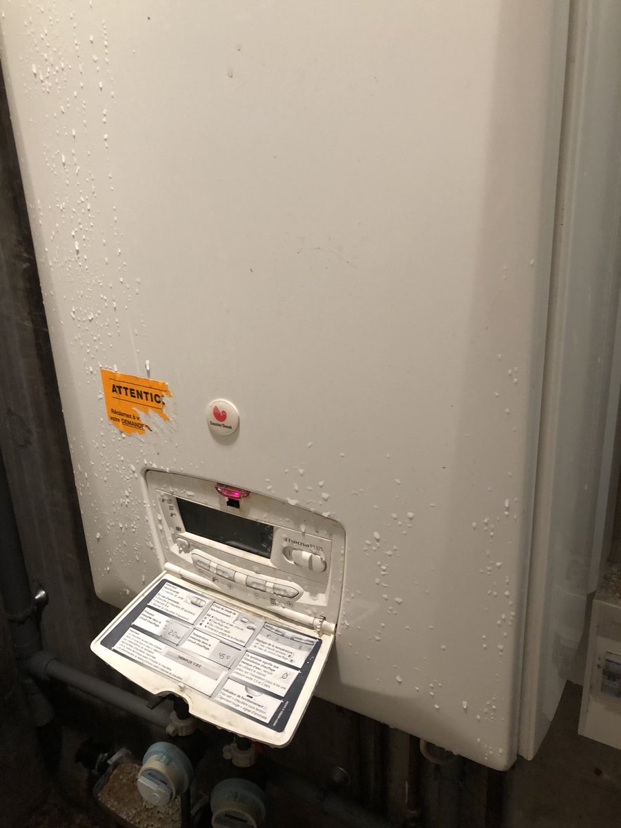Kristouuuuuuu's tweet photo. Quand tu appelles désespérément #efidis pour qu’ils interviennent car une fuite d’eau est en train d’inonder des chaudières #danger #inconscient @CDC_Habitat il faut agir !!!! #trappes @villedetrappes @sqy - et si ce n’était que ça ... https://t.co/6jKUDA4o7A