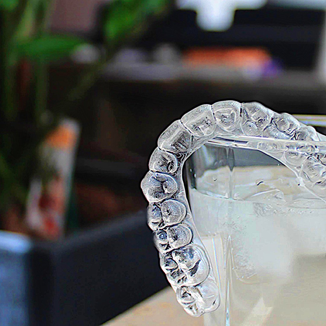 OneTwoSmile's tweet photo. Aligner Tip of the week: Remember to carry around a toothbrush and toothpaste to keep your teeth fresh after eating! #OneTwoSmile #OneTwoSmilers #ClearAligners #InvisibleBraces https://t.co/zQm3zAfgkk