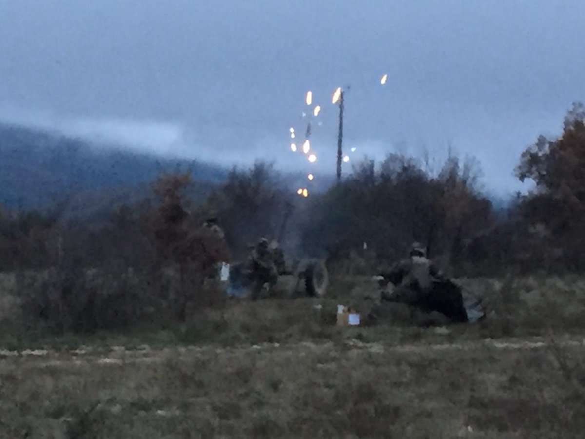 COM6BLB's tweet image. [Combat interarmes] Faire la différence en combinant les effets des armes d’appui (génie, artillerie): aujourd’hui au #3RAMa, les capitaines infanterie, cavalerie et ALAT travaillent avec les #Bigors le dialogue interarmes pendant que les chefs de section règlent les tirs mortier