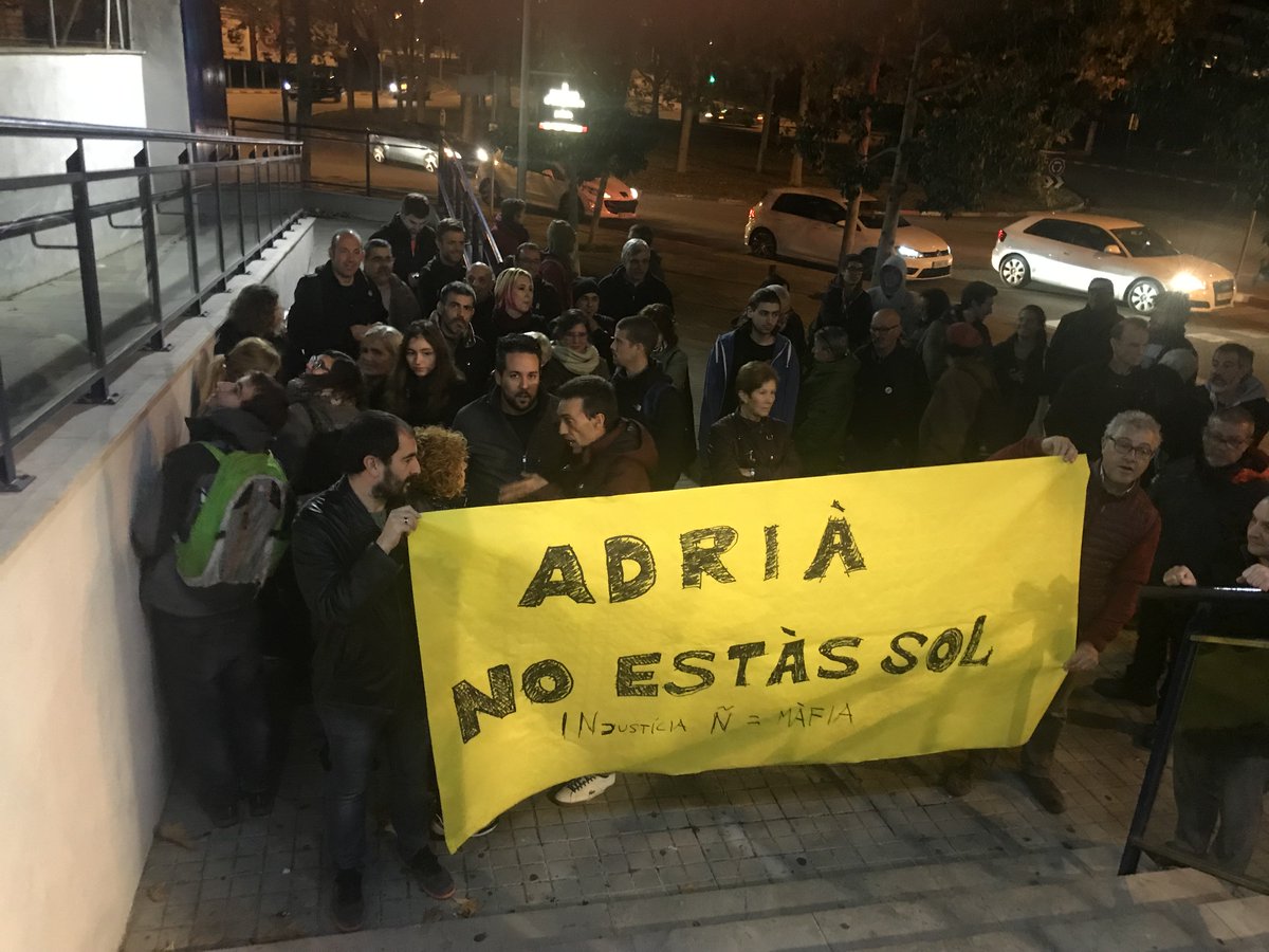 CDRBadalona's tweet photo. L’Adri ja ha sortit i és entre nosaltres ✊🏾! La solidaritat i l’organització, la nostra millor arma per construir la #República.

Des de #Badalona diem alt i clar: #NoPassaran! #CDRenXarxa #DecidimSer https://t.co/B53Z7sDOj0