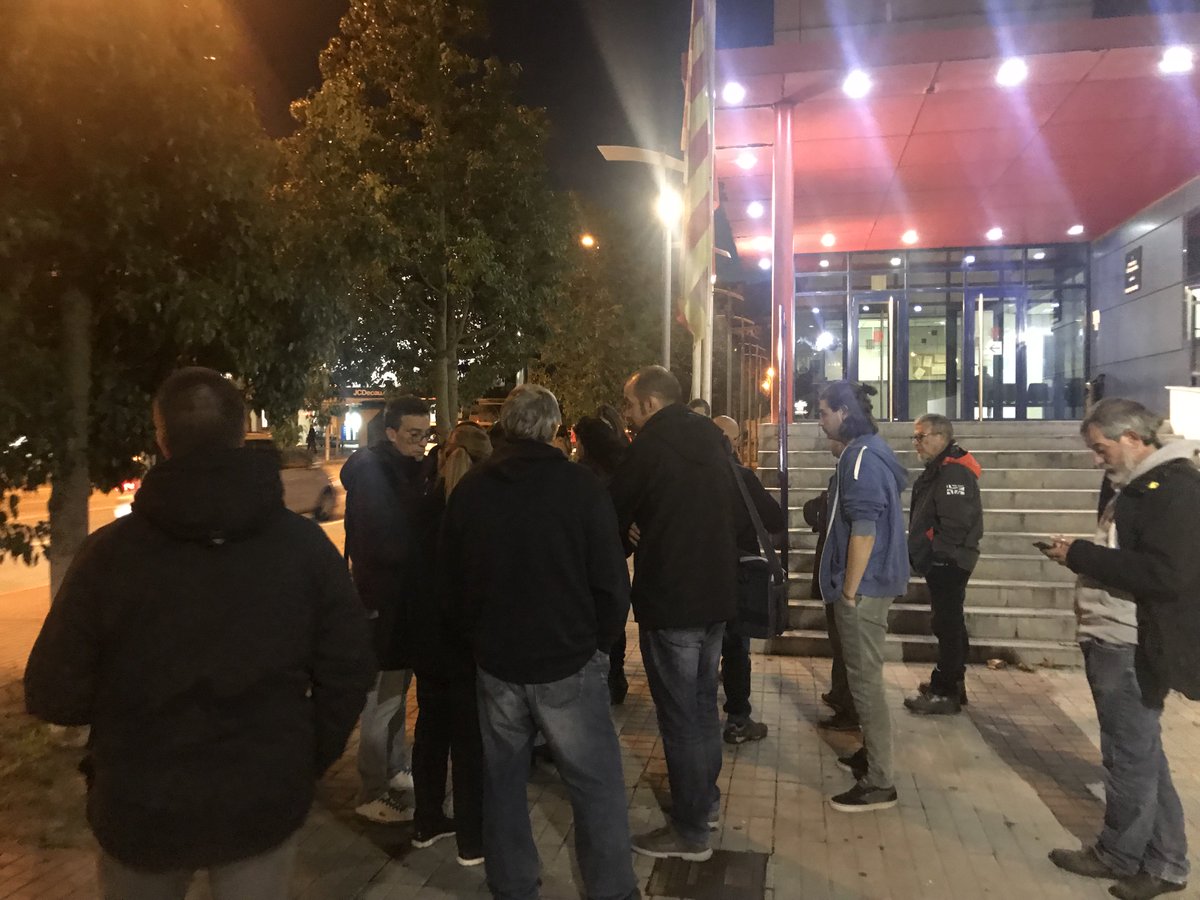 L’Adri ja ha sortit i és entre nosaltres ✊🏾! La solidaritat i l’organització, la nostra millor arma per construir la #República.

Des de #Badalona diem alt i clar: #NoPassaran! #CDRenXarxa #DecidimSer