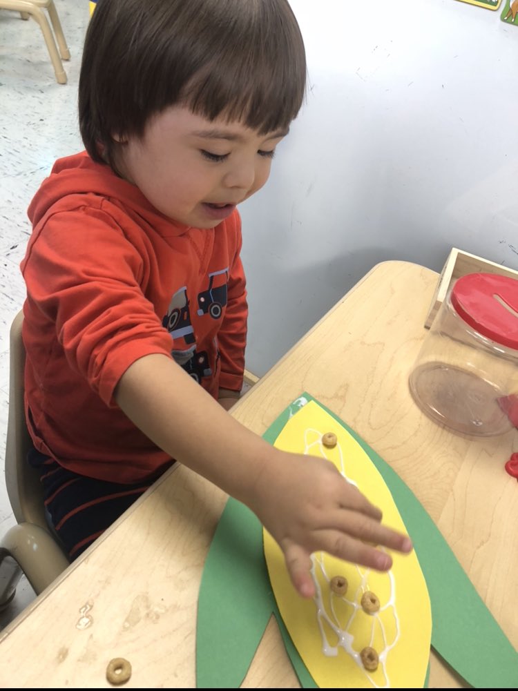 misstachulak's tweet photo. During our Thanksgiving craft we practiced using glue and following directions. 🌽 #d123kol #EC115 #d123 https://t.co/PZ7uzNFdIf