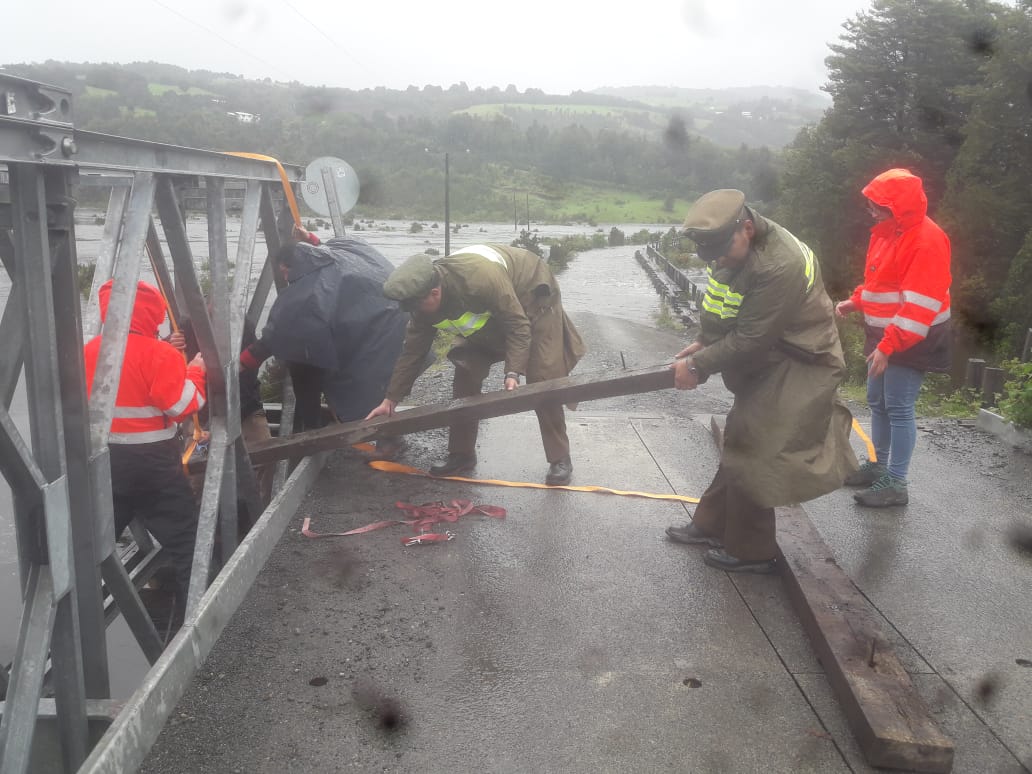 PrensaChiloe's tweet photo. 13:00 hrs. Desborde río #Notue, camino que une el sector de #Chonchi con #Quiao, #LagoHuillinco Ruta W-650, manteniéndose aislado el sector de #Notue y #Quiao Corte para todo tipo de vehículos. No hay caminos alternativos. 150 familias aisladas. https://t.co/Afo5yWtM74