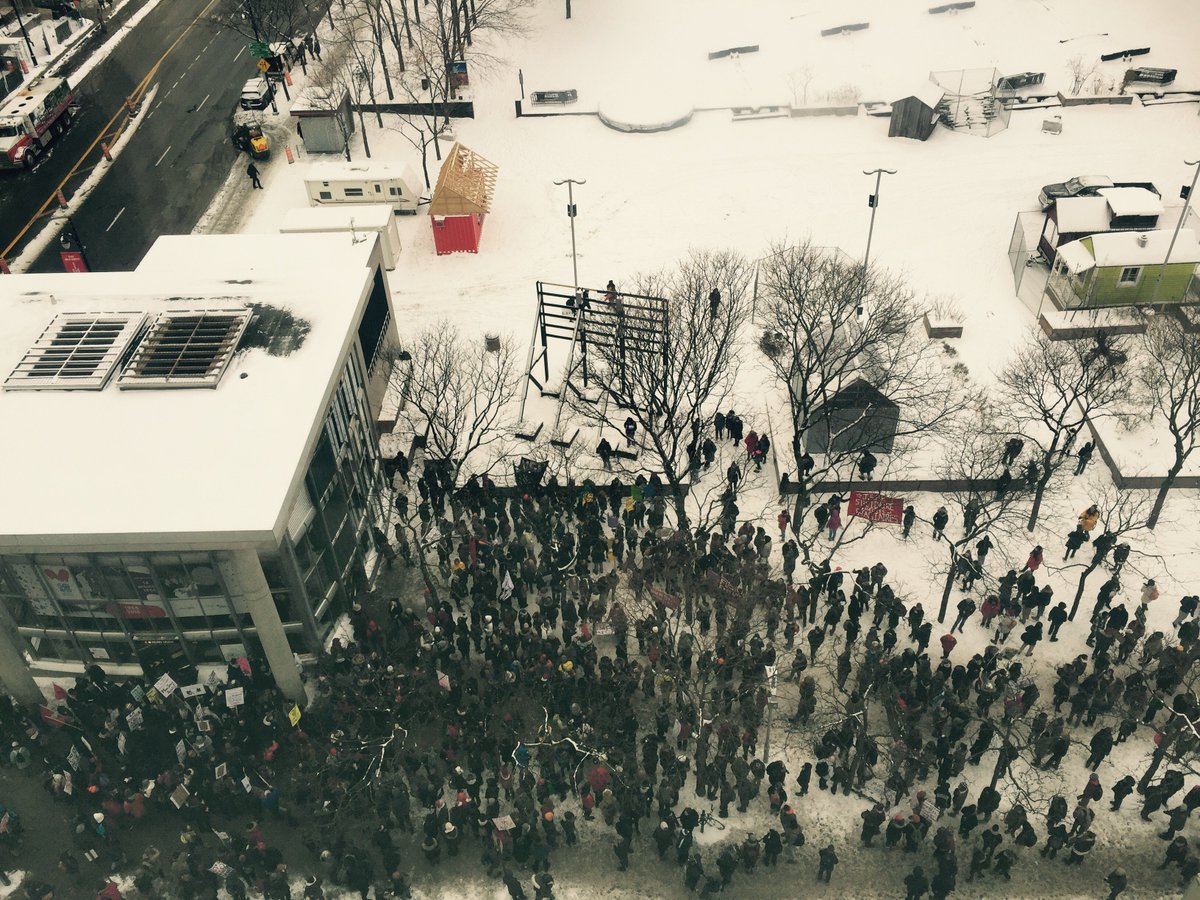 La manif pour la rémunération des stages commence au métro Berri-UQAM. Dans la salle de rédaction <a href="/LeDevoir/">Le Devoir</a>, on entend les manifestants scander des slogans. #éducation
