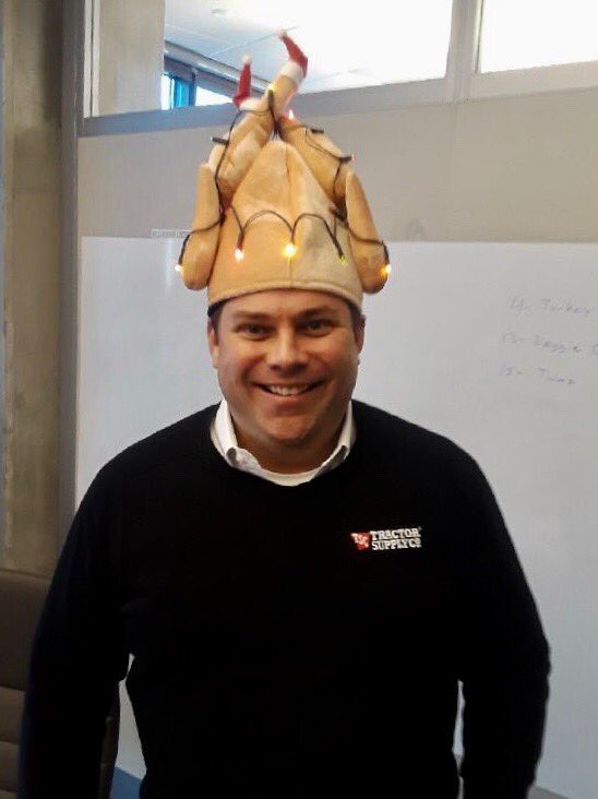 al_lettera's tweet photo. Getting ready for Thanksgiving at Tractor Supply with @glennallison and @rmill70 #ThanksgivingEve https://t.co/N5zdlERzFt