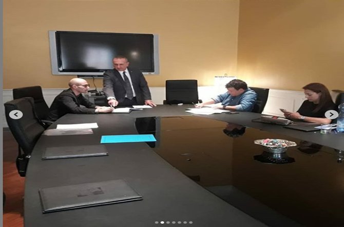 TokenOro's tweet photo. Firma de acuerdo, Oro Blanco, Dyneros @dyneros_ltd y Satoshi @satoshicryptobank para promoción del Petro en Europa
#Petro https://t.co/F93tnJTUyc