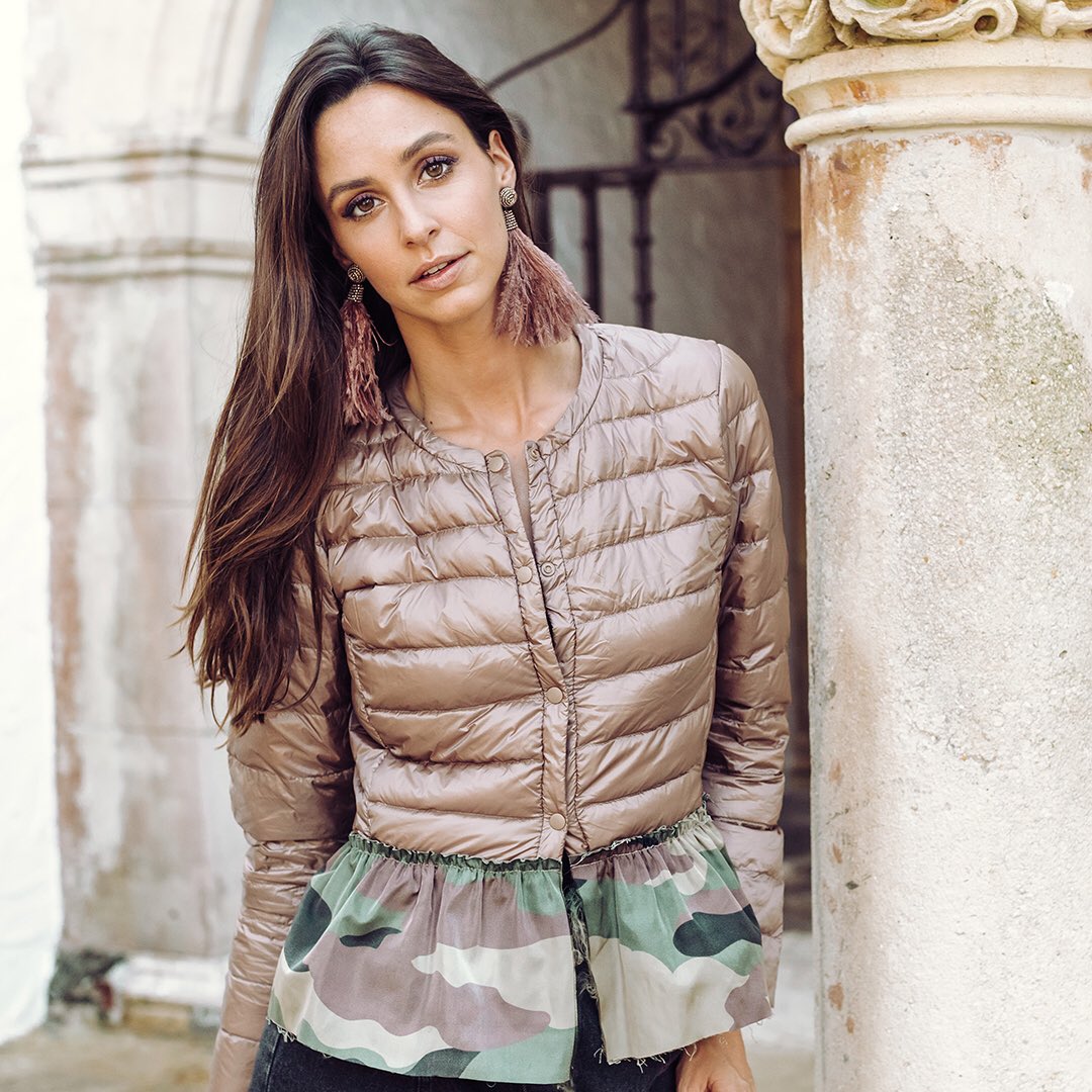 JMJEWELRY's tweet image. Cold weather does not require a sacrifice to your style. 
.
Get this look now for 20% off! (goo.gl/PGpFBY) 
@romibasha #JennyGirl #jacketstyle #falljacket #stylebook #featherearrings #blackfridaysale