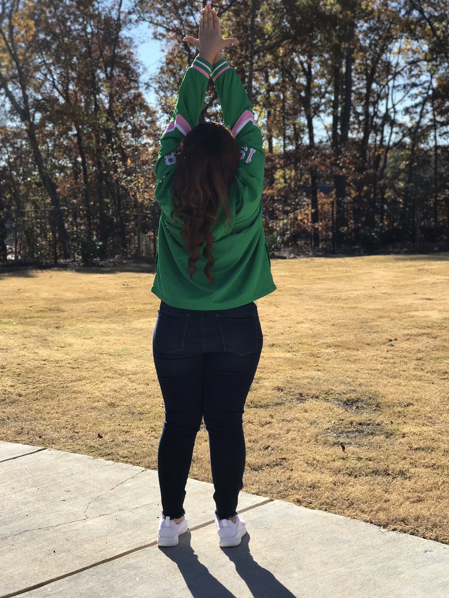 __alexislatrice's tweet image. This is an ohhhhh so serious matter 🗣💚💕 #PhinallyGotMyPearls #26 #1908 #LambdaTheta #TherapeutiK