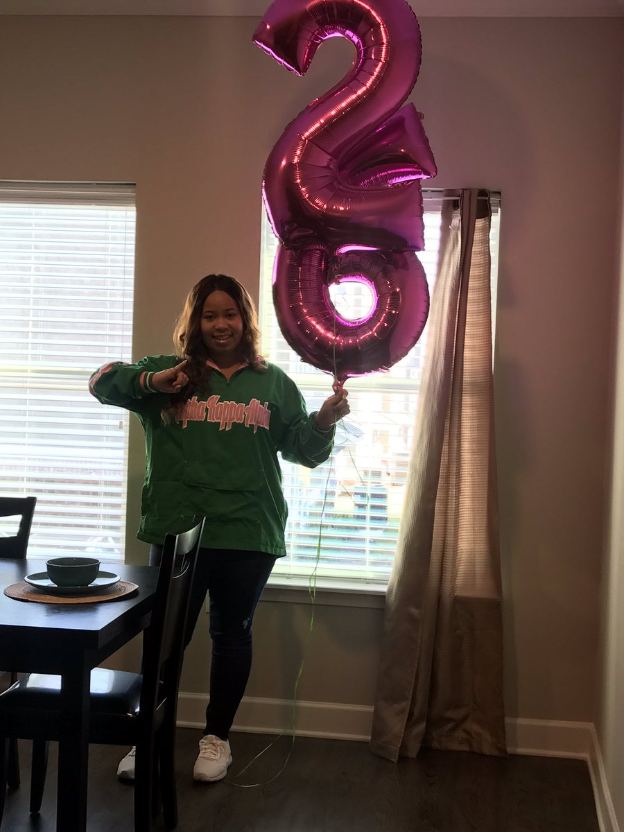 __alexislatrice's tweet image. This is an ohhhhh so serious matter 🗣💚💕 #PhinallyGotMyPearls #26 #1908 #LambdaTheta #TherapeutiK