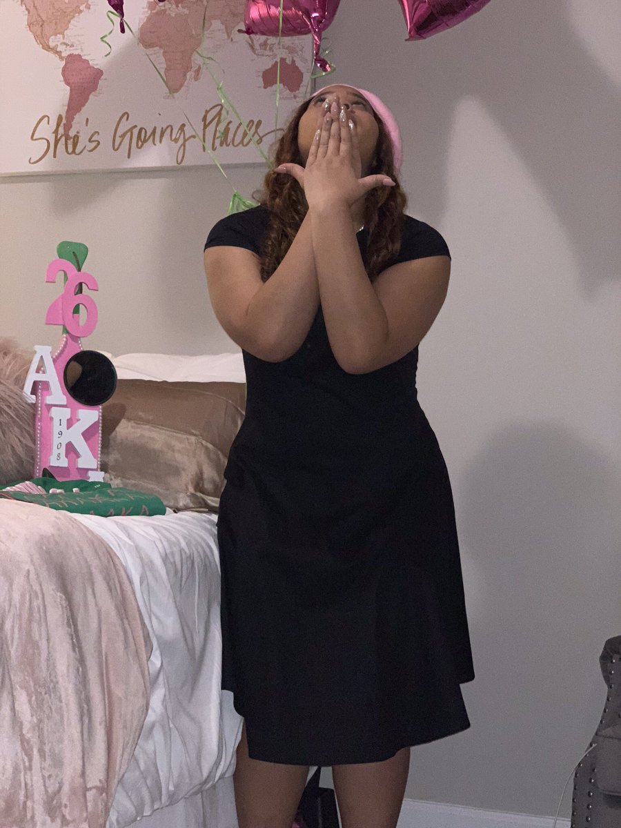 __alexislatrice's tweet image. This is an ohhhhh so serious matter 🗣💚💕 #PhinallyGotMyPearls #26 #1908 #LambdaTheta #TherapeutiK
