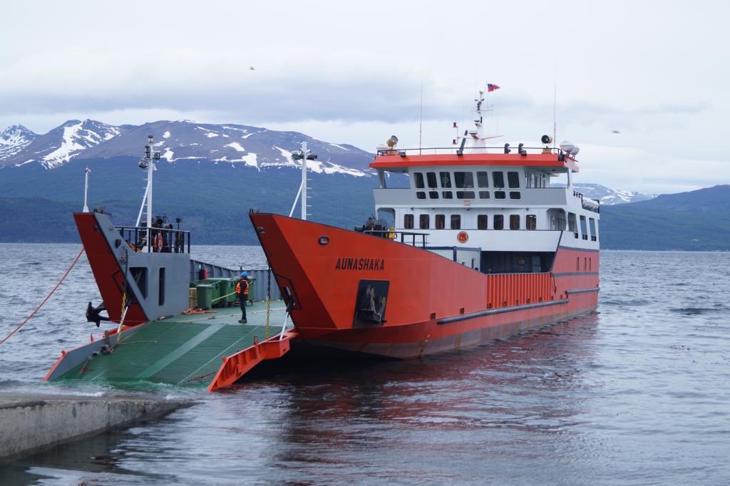 #Magallanes 🇨🇱🏗 |  Se realizó la inauguración de barcaza Aunashaka que unirá a #PuertoWilliams con isla de #TierraDelFuego 🇨🇱 a través de la conectividad de la ruta Vicuña - Yendegaia <a href="/mop_chile/">Ministerio de Obras Públicas🇨🇱</a> <a href="/zonaextremamag1/">MagallanesZonaExtrem</a> #PuntaArenas  <a href="/Armada_Chile/">Armada de Chile</a> #puq