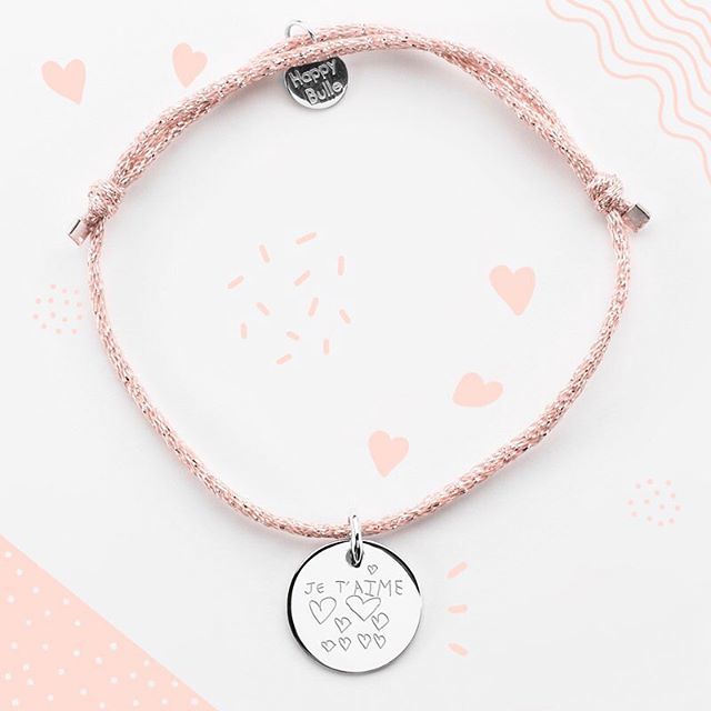 HappyBulle's tweet photo. Des paillettes et des mots doux=♥️ bracelet cordon pailleté médaille argent à personnaliser sur HappyBulle! Appuyez sur la photo pour en savoir plus! P.S: merci pour l’accueil que vous avez fait à la nouvelle collection nacre! 🐚 https://t.co/QswL54BxfE https://t.co/WIKEfxq61N
