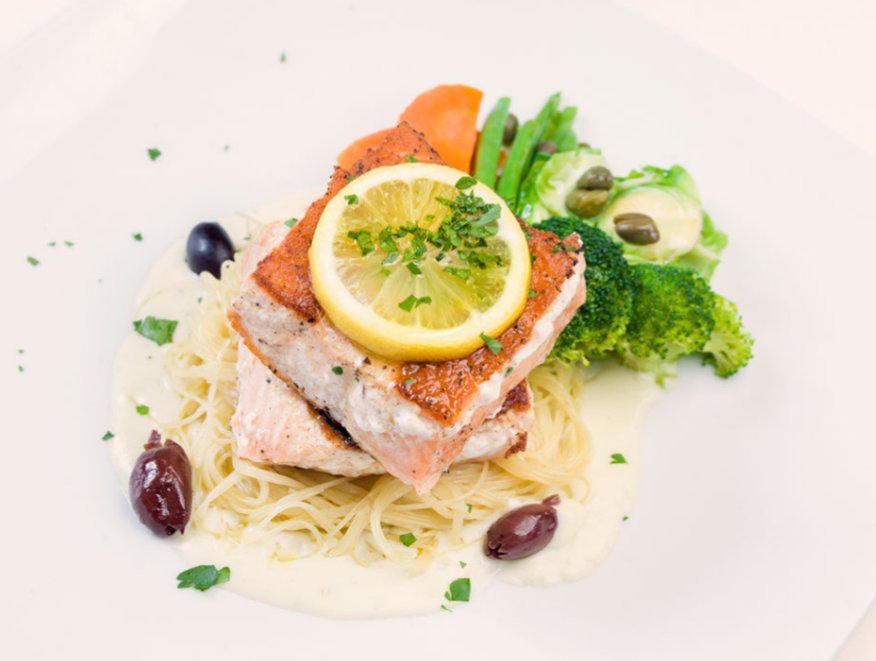 AlcaraveaCabo's tweet photo. Salmón with gorgonzola sauce @AlcaraveaCabo @LosCabos_BCS https://t.co/49ZC8VT4PE