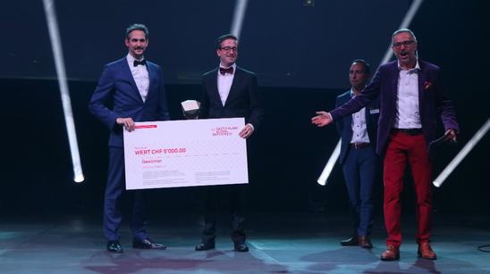 Netzwoche's tweet image. Die heisseste Kategorie des Abends: «The Next Global Hot Thing». Das Rennen hat Auterion gemacht. Gratulation! #SDEA18 @auterion Alberto Silini von Switzerland Global Enterprise übergibt Auterion einen Gutschein.