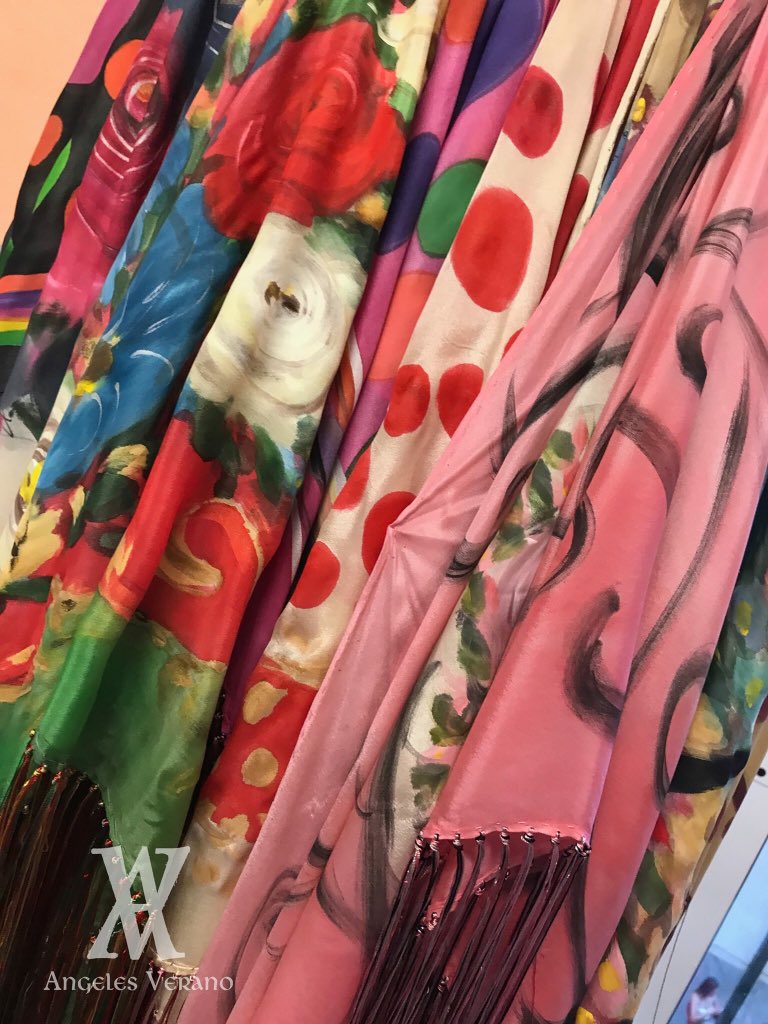 AngelesVerano's tweet photo. Tarde entre mantones pintados a mano para la nueva colección flamenca.
.
.
#mantones #rociocasado #flamenca #artesania #exclusivos #weloveflamenca #trajeflamenca #flamencadress #disenadoraandaluza #angelesverano #flamencadresscode #complementosflamenca https://t.co/cNMl3yKXDi
