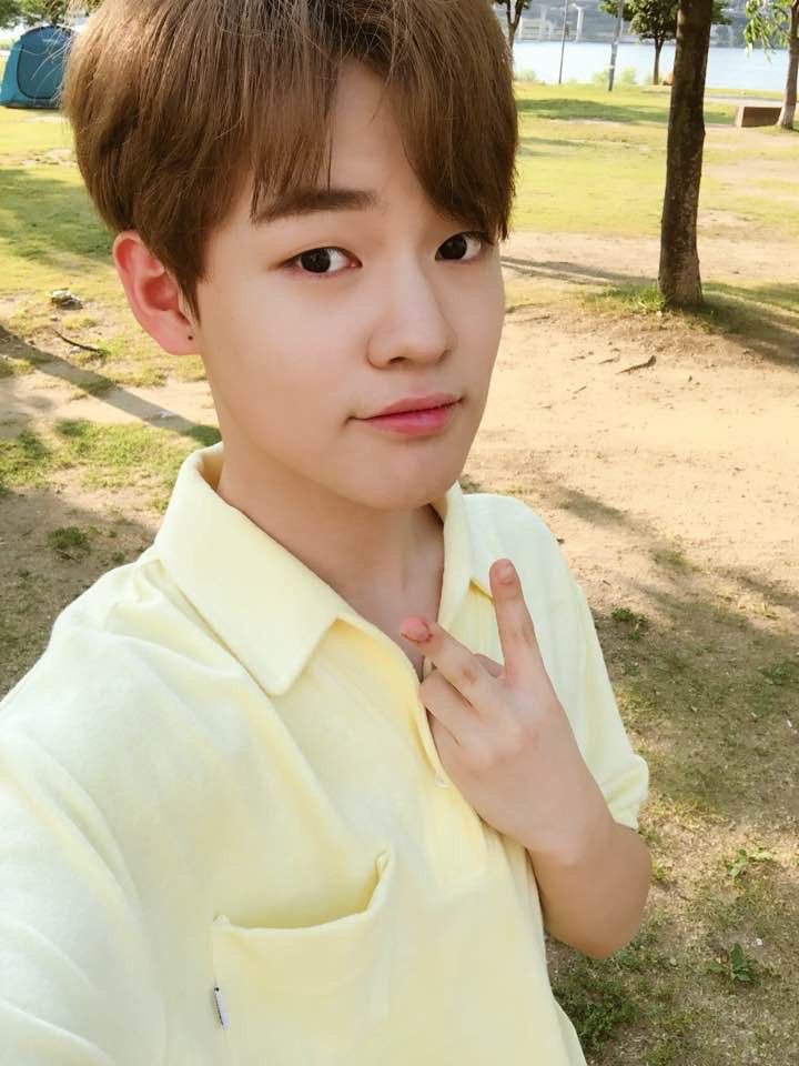 Jungshooked1997's tweet photo. Feliz aniversário meu bebezinho lindo que eu tanto amo ❤️❤️ 
Vc merece todo o amor e carinho do mundo desculpa não fazer um texto bonitinho (até pq não sei) mas eu te amo e se pudesse te colocava em um pote de amor e te protegia de todo o mal do mundo 😭❤️
 #HAPPYCHENLEDAY https://t.co/zP86iazK6a