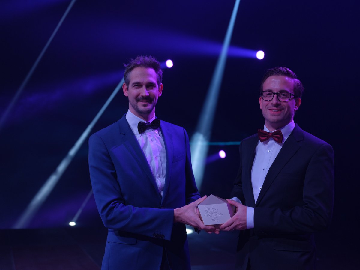 SDEAwards's tweet image. Das Drone Tech Start-up baut komplette Operating Systeme (OS) und arbeitet sehr erfolgreich daran, diesen als den globalen Standard für Enterprise Drohnen zu etablieren. Bereits über 1Mio Drohnen werden durch die @auterion Technologie betrieben. #sdea18 #winner #swissict #drone