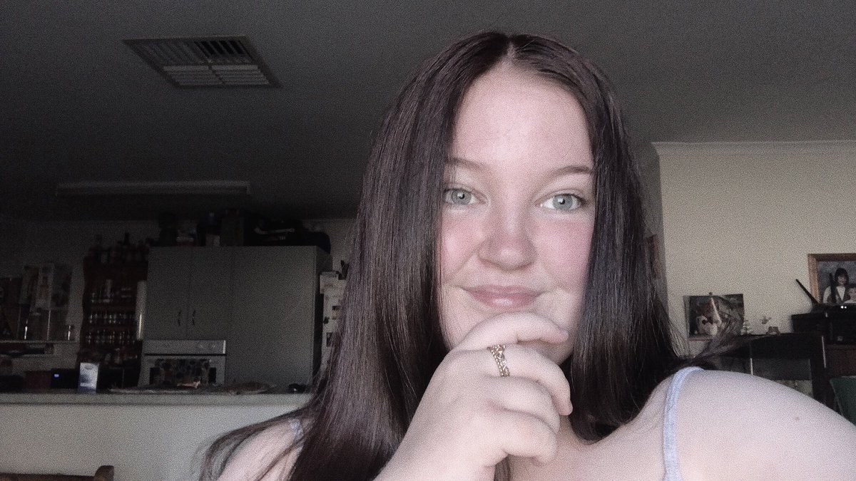 hslotara's tweet photo. #selfiesforseb hiiii x @sebtsb https://t.co/Mz9kz6CIuE