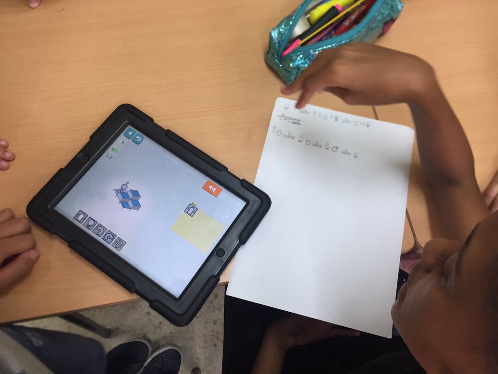 Hablandoennubes's tweet photo. Resolviendo los puzzles que propone #ligthbot el alumnado se aprende a planificar acciones utilizando comandos y se inicia en el uso funciones (como conjunto de comandos con una finalidad). #pensamientocomputacional #pensandoenBITs #ceipBalaídos https://t.co/c1MMdyy9wu https://t.co/X839w8HkGY