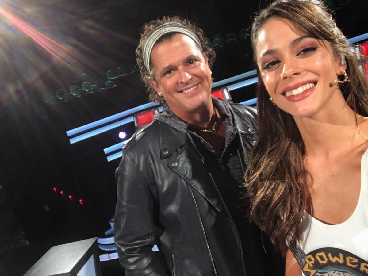carlosvives's tweet photo. Después de llevar a mi hija a verte por todas partes por fin te veo de cerquita, eres fuera de serie. Gracias @tinitastoessel te quiero! #lavozargentina#Repost @TiniStoessel
・・・
❤️ #LaVozArgentina ❤️ @carlosvives que lindo haberte conocido!! 😁 sos lo maximo https://t.co/GOn2UZgLnj