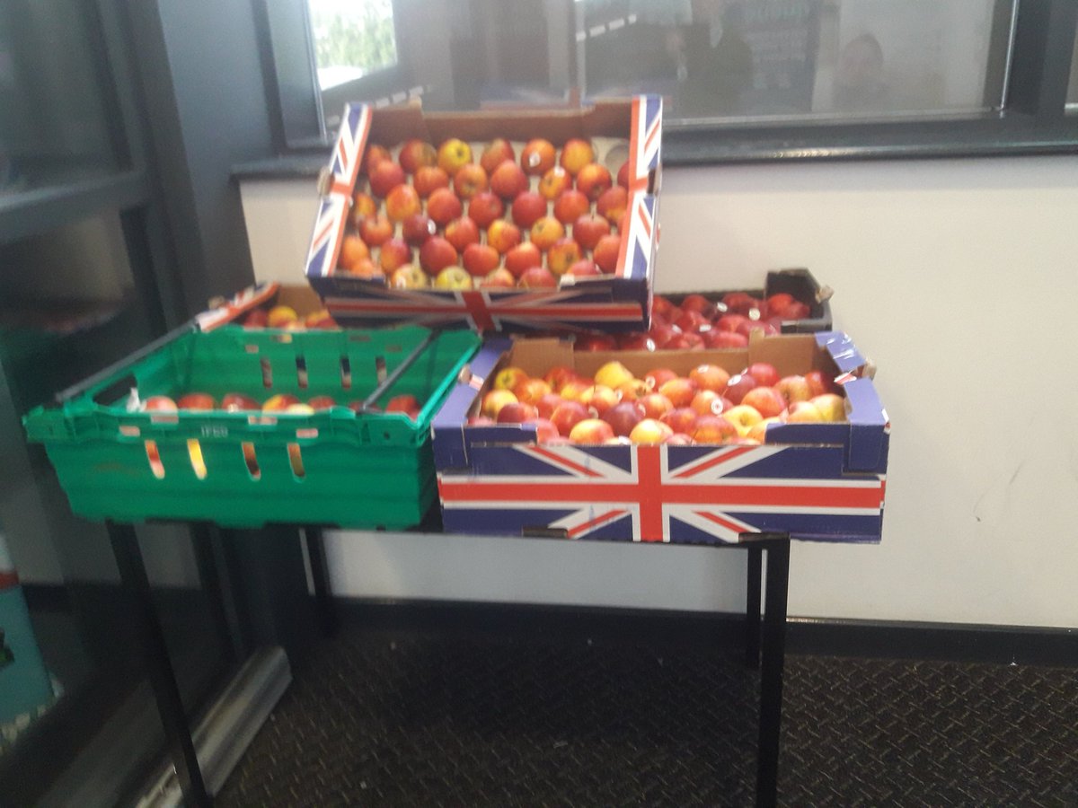 Super to be able to share more fruit again from <a href="/Morrisons/">Morrisons</a> thanks <a href="/KellyTattersall/">Kelly Tattersall</a> for all the support to #sharemore #wasteless @OCLactive so much fruit this week shared in Oldham