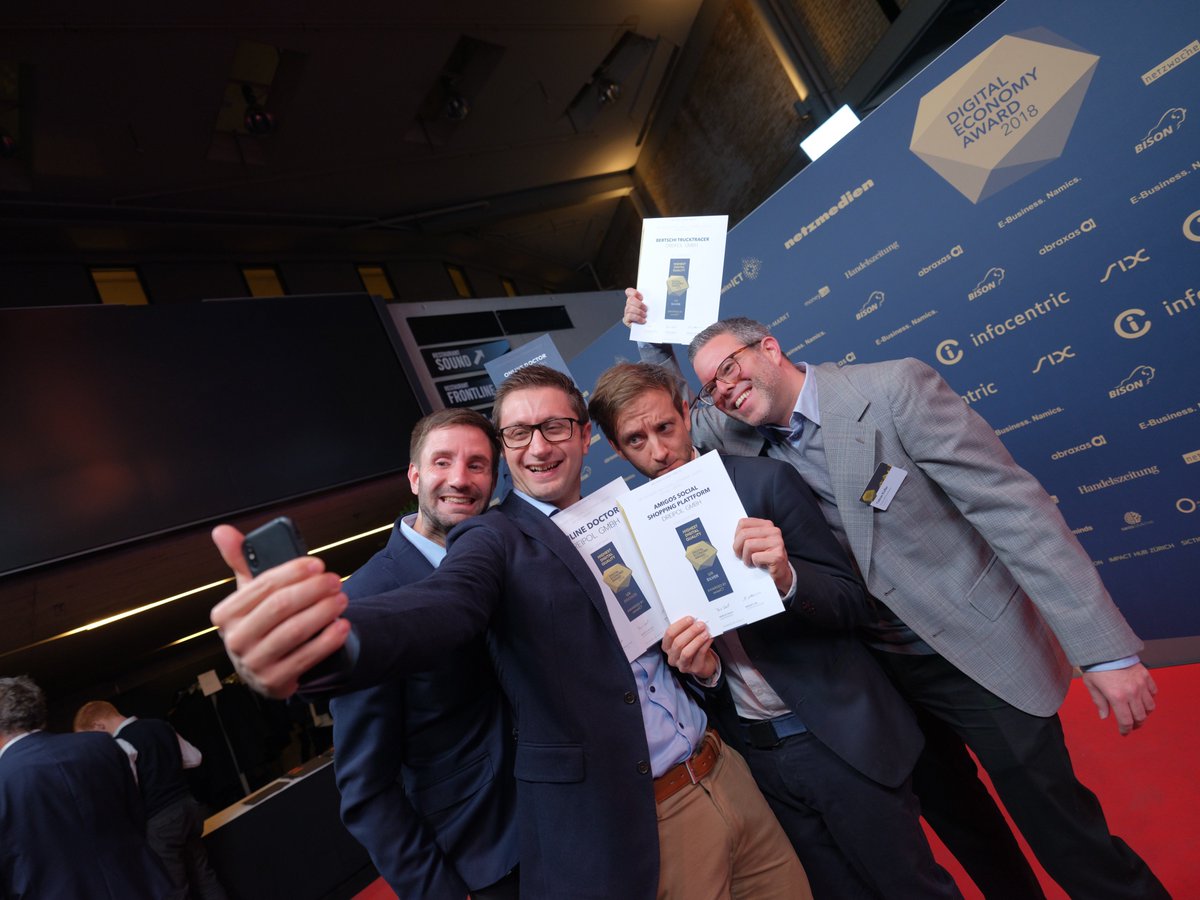 SDEAwards's tweet image. Feierlaune bei den Gewinnern und Gästen der Digital Economy Award Night im #Hallenstadion. #sdea18 #winners #awards #swissict #ict #digitalisierung @Netzwoche