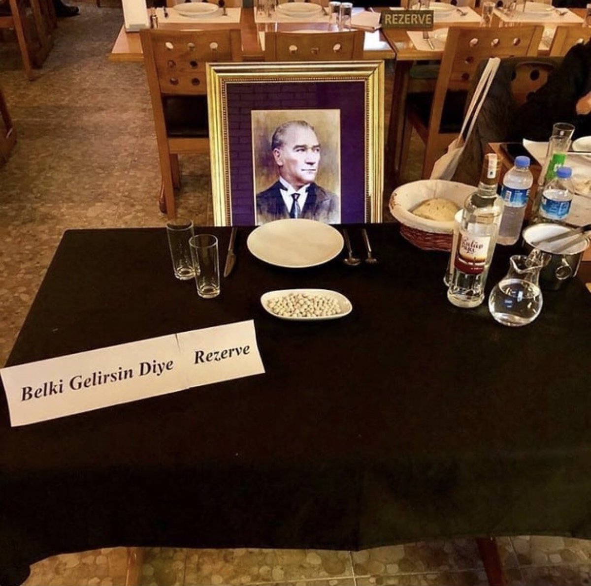 mustafa cevik בטוויטר istanbul pendik te bir restoran bir masa hep rezerve masada raki beyaz leblebi