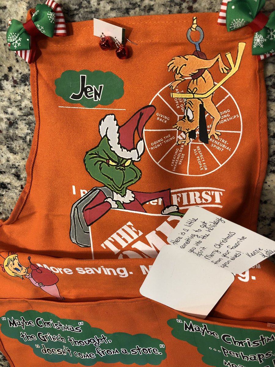 jreed4401's tweet photo. Thank you so much Katie &amp; Kenzie for this awesome Apron &amp; Jingle Bell Earrings!! Can’t wait to wear them on Black Friday!! 🎄 @HDBoerne6556 https://t.co/iRvadve9K8