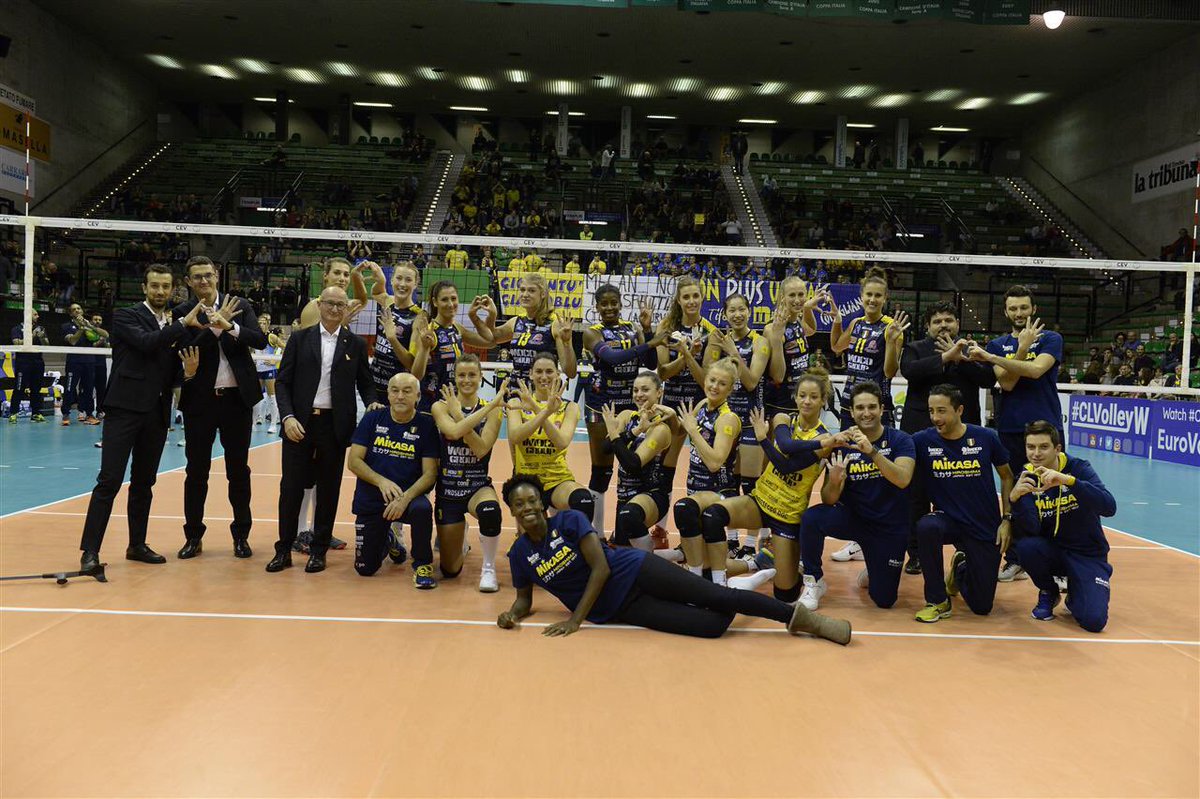 voleybolplus's tweet photo. Imocolu oyuncular ve taraftarlardan Megan Easy’e ilgi büyük oldu. Takım kollarında 4 yazan bantlarla Şampiyonlar Ligi maçında sahaya çıktı. #GetWellSooon🙌🏻 📸:cev https://t.co/hnQn5fMBxi